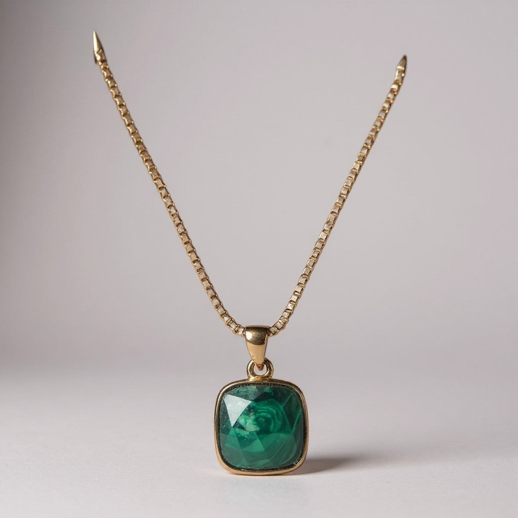 سلسله الحجر الاخضر الطبيعي مطلية ذهب