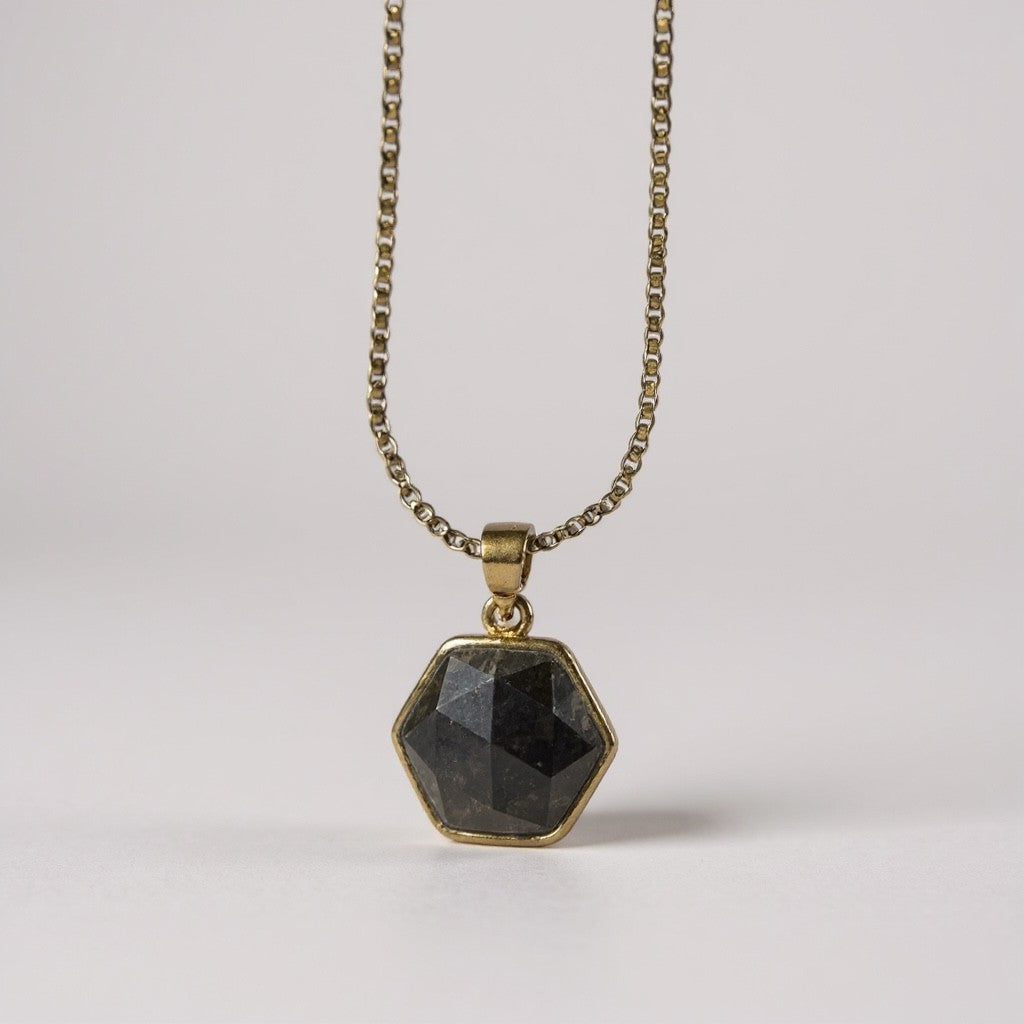 سلسلة حجر طبيعي اسود مطلية ذهب