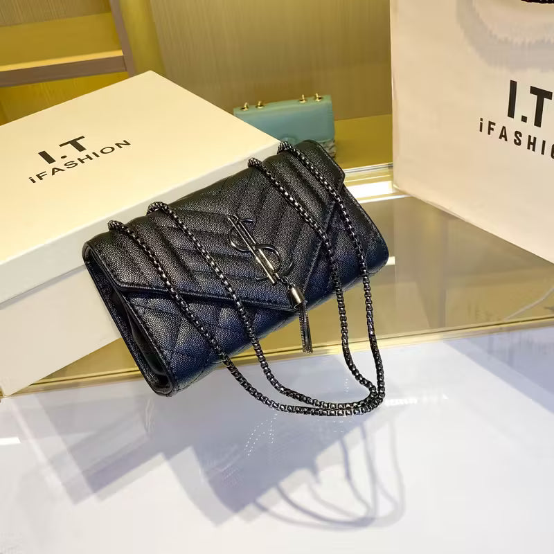 حقيبة كروس بودي RVMT بسلسلة معينية - حقيبة كتف قابلة للتعديل بإغلاق مشبك، مناسبة للمناسبات العادية والمسائية - تفاصيل سلسلة أنيقة و PVC